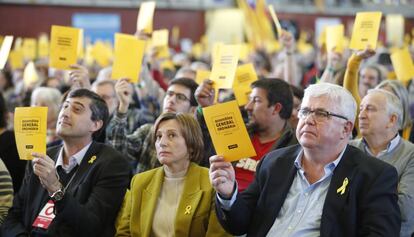 Carme Forcadell (c) y el actual vicepresidente de la ANC, Agust&iacute; Alcoberro (izq.)