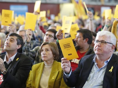 Carme Forcadell (c) i l'actual vice-president de l'ANC, Agustí Alcoberro (esq.)