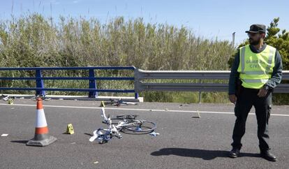 Un guardia civil junto a la bicicleta de uno de los seis ciclistas atropellados el 7 de mayo en Valencia. 