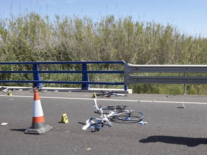 Un guardia civil junto a la bicicleta de uno de los seis ciclistas atropellados el 7 de mayo en Valencia. 