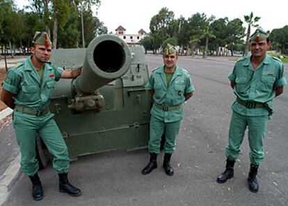 El cabo primero Diego Perea, el comandante Juan del Hierro y el brigada Pascual Gutiérrez, en Almería.