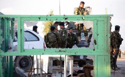 Soldados afganos de guardia tras choques con talibanes en Kandahar