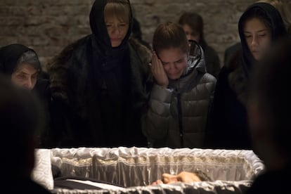 La madre de Boris Nemtsov, Dina Eidman (a la izquierda), rinde el último homenaje a su hijo junto a otros familiares del líder opositor ruso, durante el funeral celebrado este martes en el Centro Sájarov de Moscú.