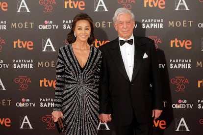 Isabel Preysler con su actual pareja, Mario Vargas Llosa, llegan a la gala de los Premios Goya.