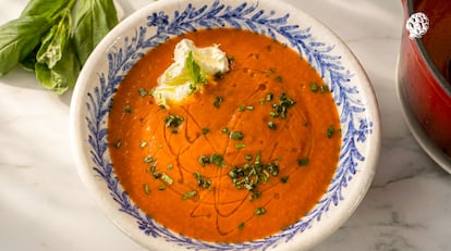 Sopa de tomate y mascarpone: la receta para salirse de las cremas de verduras de siempre