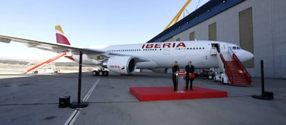 Presentación del nuevo avión de Iberia, el A330-200, a la que han asistido Cristina Cifuentes y Luis Gallego.