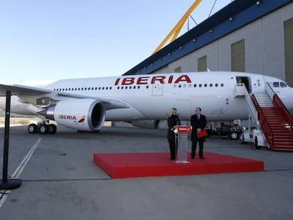 Presentación del nuevo avión de Iberia, el A330-200, a la que han asistido Cristina Cifuentes y Luis Gallego.