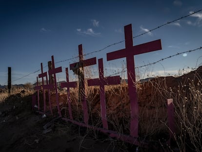 Cruces rosas colocadas por las víctimas de feminicidio, en Ciudad Juárez, Chihuahua, el 26 de enero de 2022.