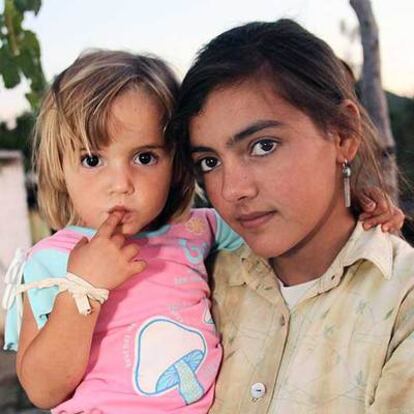 Bushra Binhisa (izquierda) con su hermana Aziza en Zinat (Marruecos).