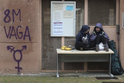 Dues estudiants a la facultat d'Història de la UB.