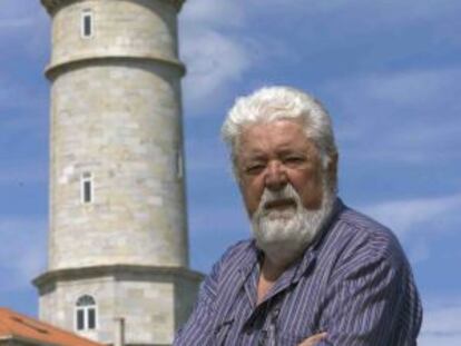 Eduardo Sanz, ante el faro del cabo Mayor en Santander. 