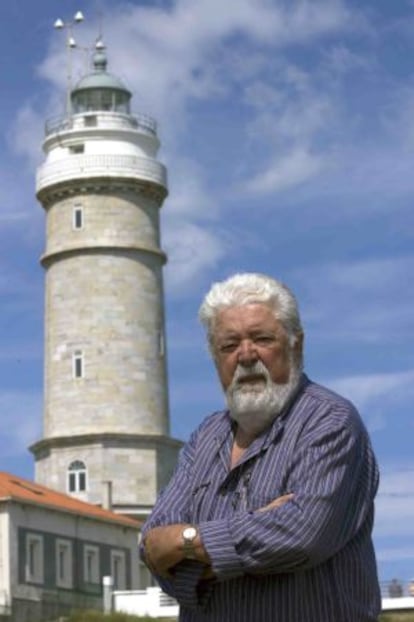 Eduardo Sanz, ante el faro del cabo Mayor en Santander. 