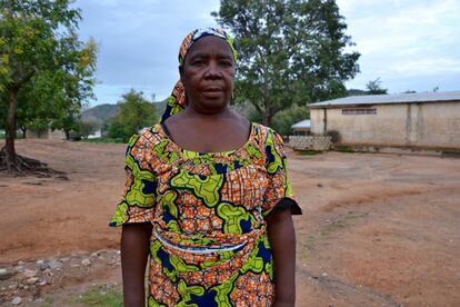 Martine Dalika, única mujer en el Comité de Desarrollo de Tourou, un organismo que intenta atraer proyectos a la zona para paliar la situación sin conseguirlo hasta el momento. Se lamenta que desde el cierre de la frontera con Nigeria en los montes Madara ha aumentado la mortalidad infantil y materna. 