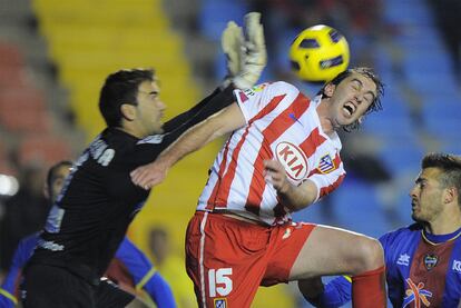 Godín intenta el remate de cabeza ante el portero granota Reina.