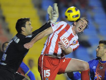 Godín intenta el remate de cabeza ante el portero granota Reina.