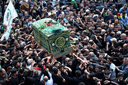 Una multitud chií asiste a la conmemoración de la muerte del imán Musa al-Kadhim, en su templo en el distrito de Kadhimiyah, en Bagdad (Irak).