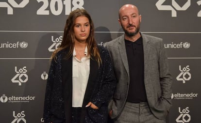 Dora Postigo junto a su padre, DIego Postigo, en los premios 40 principales, en Madrid, el pasado septiembre.
