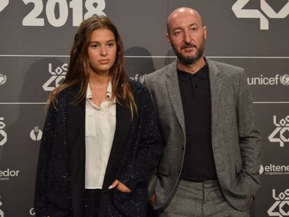 Dora Postigo junto a su padre, DIego Postigo, en los premios 40 principales, en Madrid, el pasado septiembre.