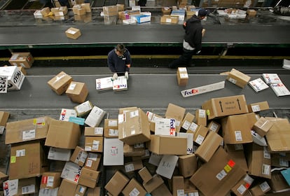 Varios paquetes en una cinta transportadora en el aeropuerto de Oakland de FedEx. 