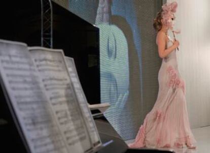 Una modelo desfila durante el pase de la inauguración de la sexta edición de Moda de Sevilla, dedicada a las protagonistas de las óperas.