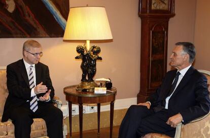 Olli Rehn, conversa con el presidente portugu&eacute;s, An&iacute;bal Cavaco Silva, el jueves.