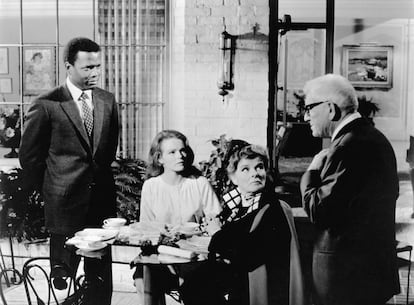 Sidney Poitier, Katharine Houghton, Katharine Hepburn y Spencer Tracy, en una escena de la película 'Adivina quién viene esta noche', de 1967.