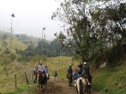 Paseo a caballo por uno de los caminos del parque.