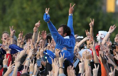 Edoardo Molinari celebra la victoria europea tras el final de su partido individual.