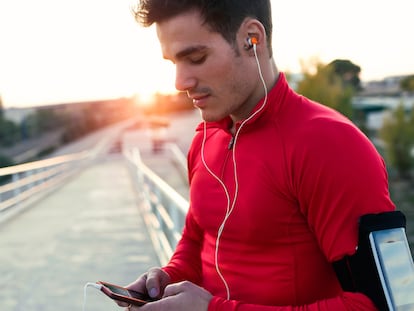 Un chico con el móvil que va a empezar a hacer running.