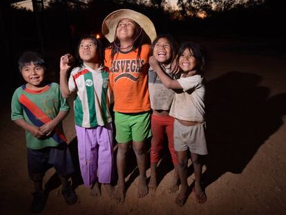 Niños ayóreosde posan para una foto.