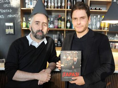 Brühl and González, in their Bar Raval in Berlín.