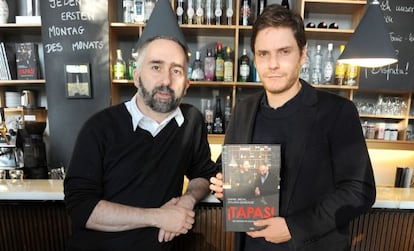 Brühl and González, in their Bar Raval in Berlín.