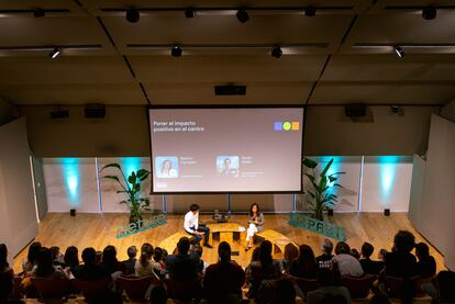 Beatriz Corredor, presidenta de Redeia, en el en el Impact Day, organizado por Neture Impact; junto a Xavier Vallés, Managing Director de Neture Impact.