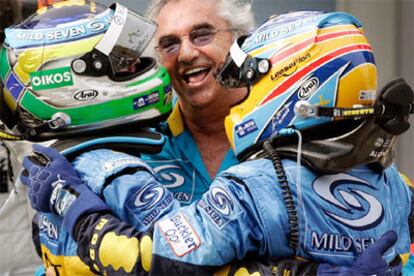 Fisichella, a la izquierda, y Alonso se abrazan con el patrón de Renault, Flavio Briatore.