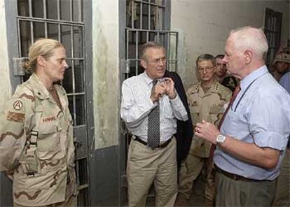 La general Karpinski con Donald Rumsfeld (centro), en una prisión de Bagdad en septiembre de 2003.