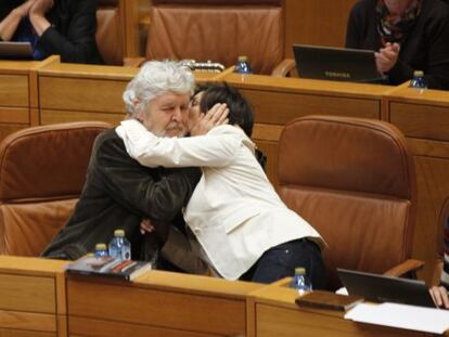 Beiras y Yolanda D&iacute;az se abrazan durante la sesi&oacute;n parlamentaria 