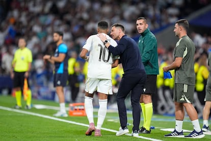 Xabi Alonso da instrucciones a Mbappé en el partido contra el Olympique de Marsella de la Champions League