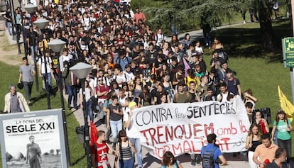 Marcha de estudiantes de la UAB por el campus de Bellaterra