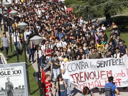 Marcha de estudiantes de la UAB por el campus de Bellaterra
