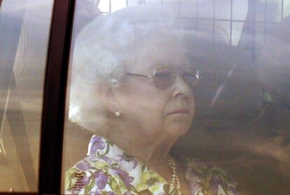 La Reina a su llegada al palacio de Buckingham esta tarde, donde esperará la llegada del bebé real.