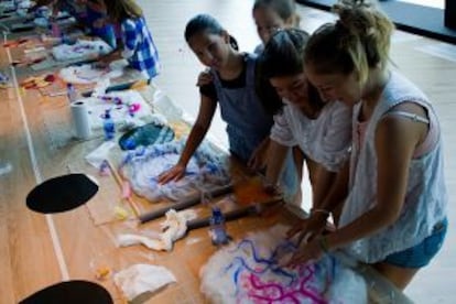 Varios niños asisten a un taller de moda en el Museo Balenciaga.