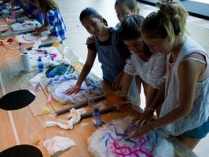 Varios niños asisten a un taller de moda en el Museo Balenciaga.