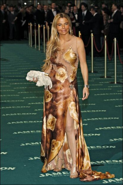 Era 2008, la alfombra de los Goya era verde y Leticia Sabater se paseó por ella con este indescriptible vestido. Ella misma justificaba su presencia por su cameo en la película ‘Las 13 rosas’.