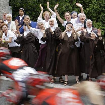 Un grupo de monjas aplaude al pelotón a su paso ayer por Lourdes.