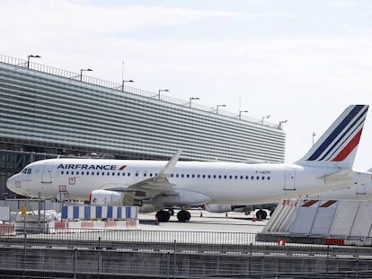 Aviones de Air France aparcados en el aeropuerto Charles de Gaulle de París.