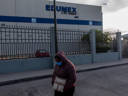 Trabalhadora no lado de fora da fábrica da Edumex, esperando que mais colegas se juntem à greve.