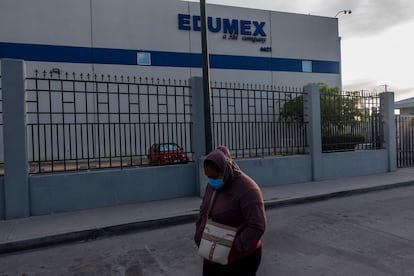 Trabalhadora no lado de fora da fábrica da Edumex, esperando que mais colegas se juntem à greve.