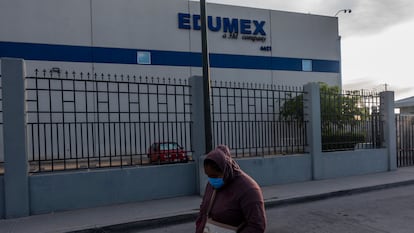 Trabalhadora no lado de fora da fábrica da Edumex, esperando que mais colegas se juntem à greve.