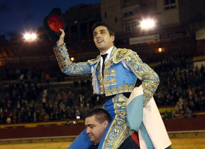 El diestro Javier Castaño sale a hombros tras la corrida de la Feria de la Magdalena de Castellón.