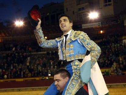 El diestro Javier Casta&ntilde;o sale a hombros tras la corrida de la Feria de la Magdalena de Castell&oacute;n.